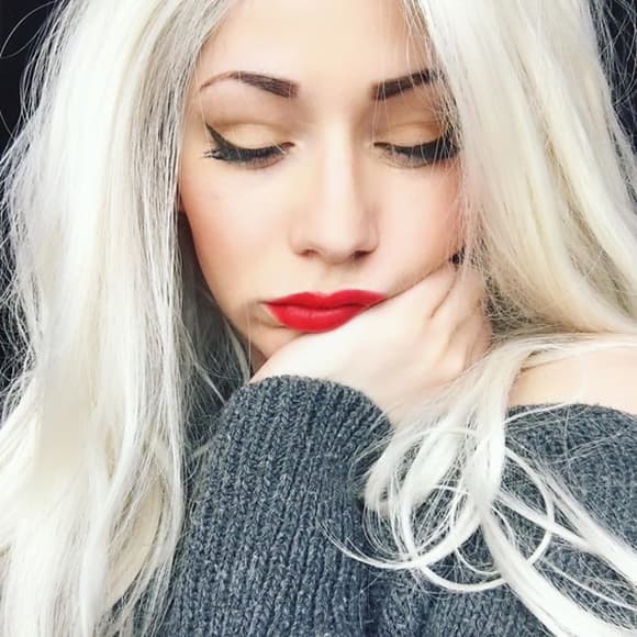 Blonde Beauty Lacefront Wig 22-26 inches!! - Thumbnail 3