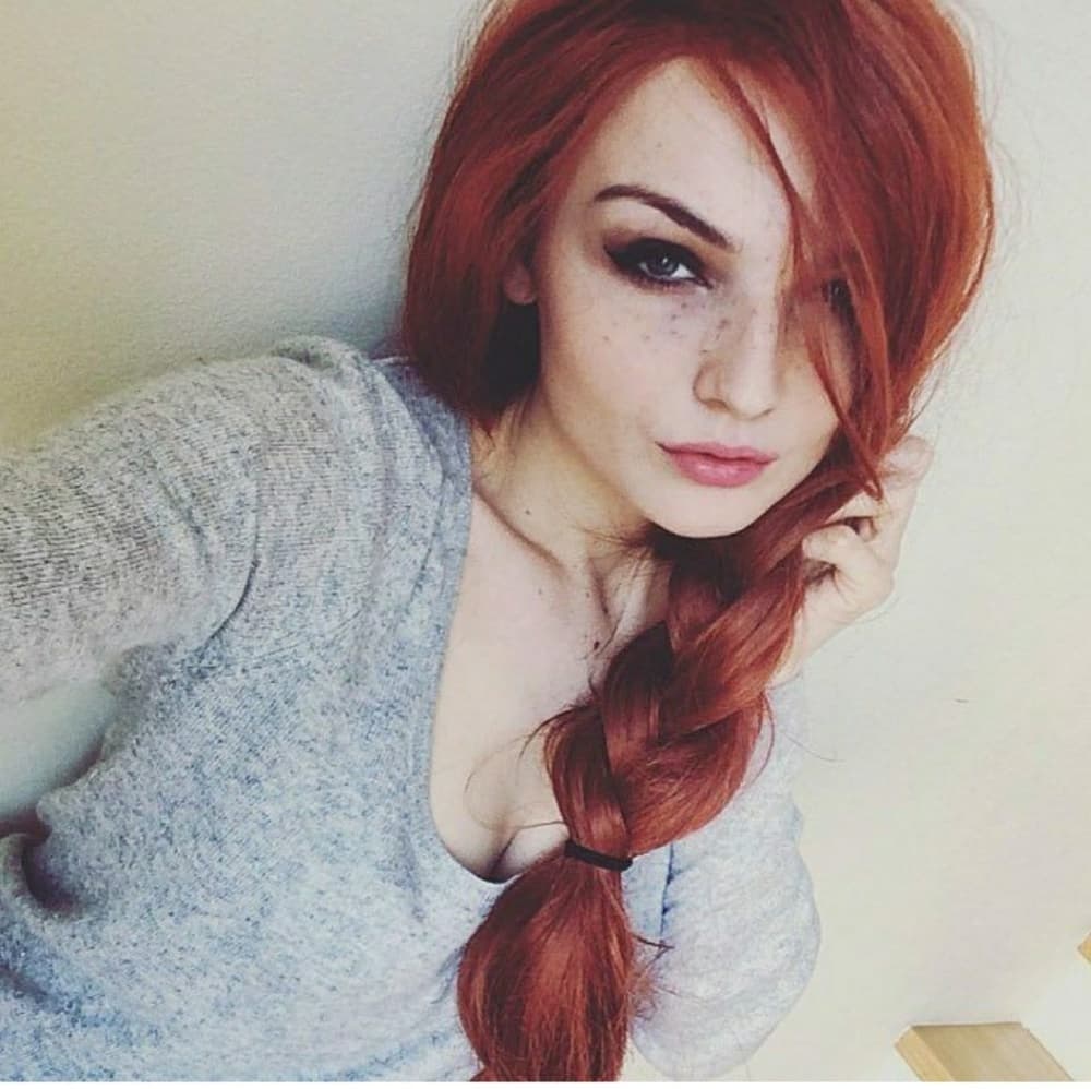 Red Beauty LaceFront Wig 22-26 inches!! - Thumbnail 2
