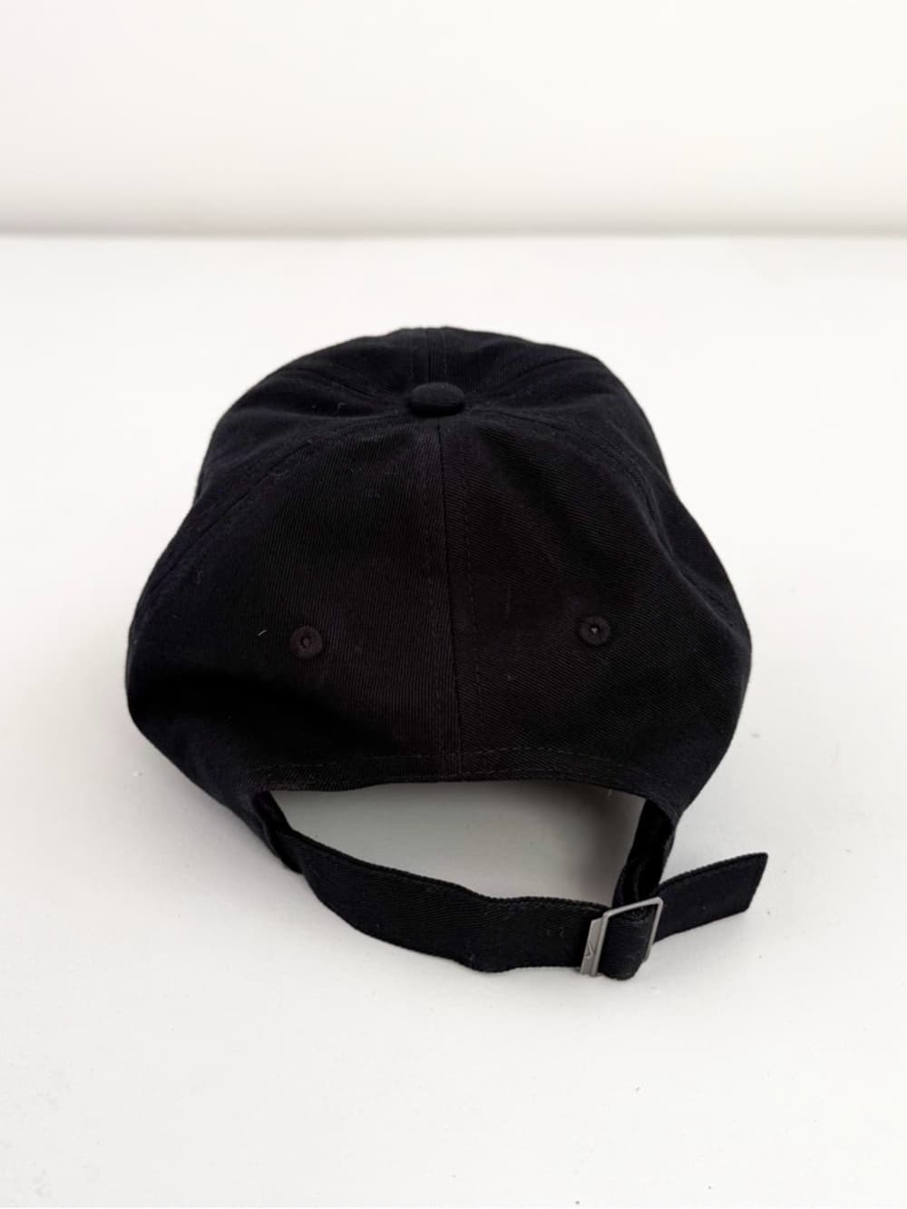 New Nike Club Adjustable Logo Baseball Cap Black White S/M Swoosh - Thumbnail 4