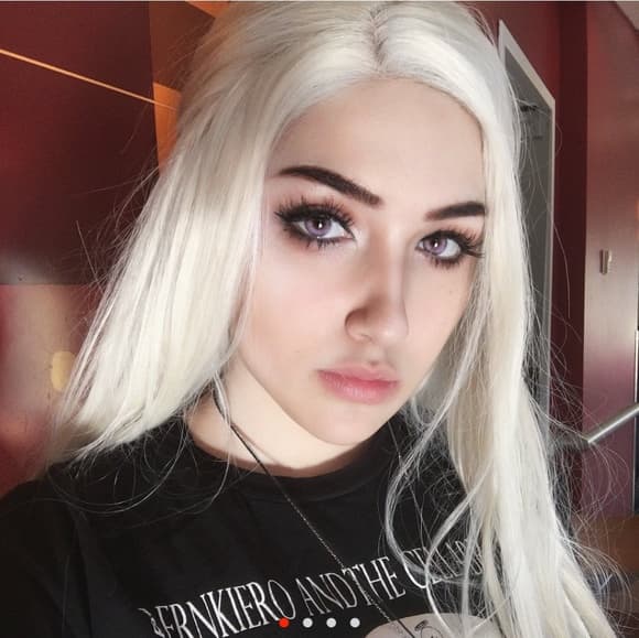 Blonde Beauty Lace Front Wig 22-26 inches!! - Thumbnail 2