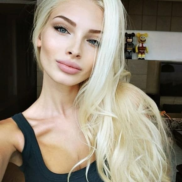 Blonde Beauty LaceFront Wig 22-24inches!! - Thumbnail 2