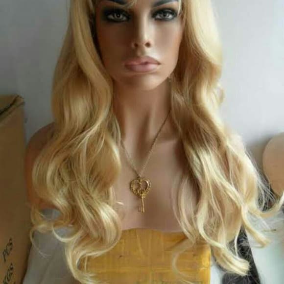 Blonde Beauty BodyWave Wig 20-24 inches - Thumbnail 2