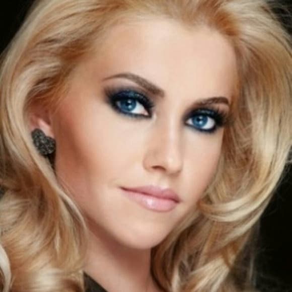 Blonde Beauty BodyWave Wig 20-24 inches - Thumbnail 3