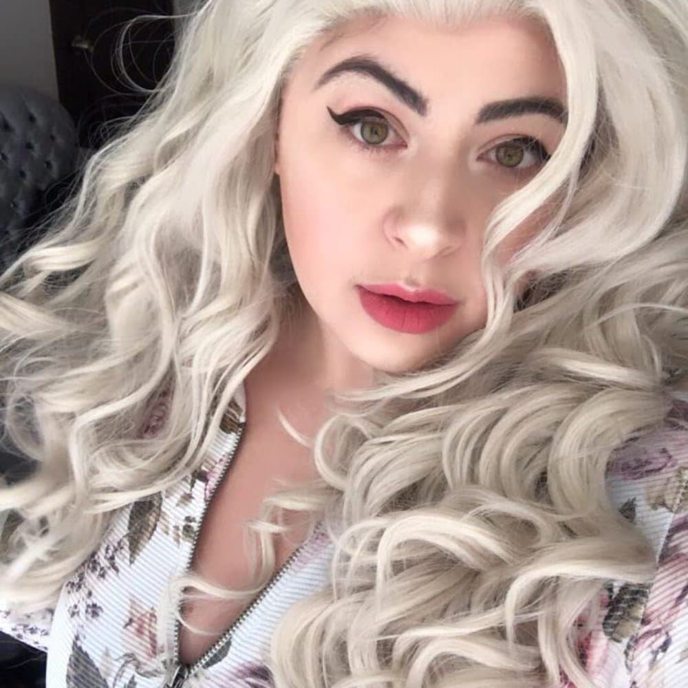 Beautiful Lace Front Wig 22-24 inches!! - Thumbnail 4