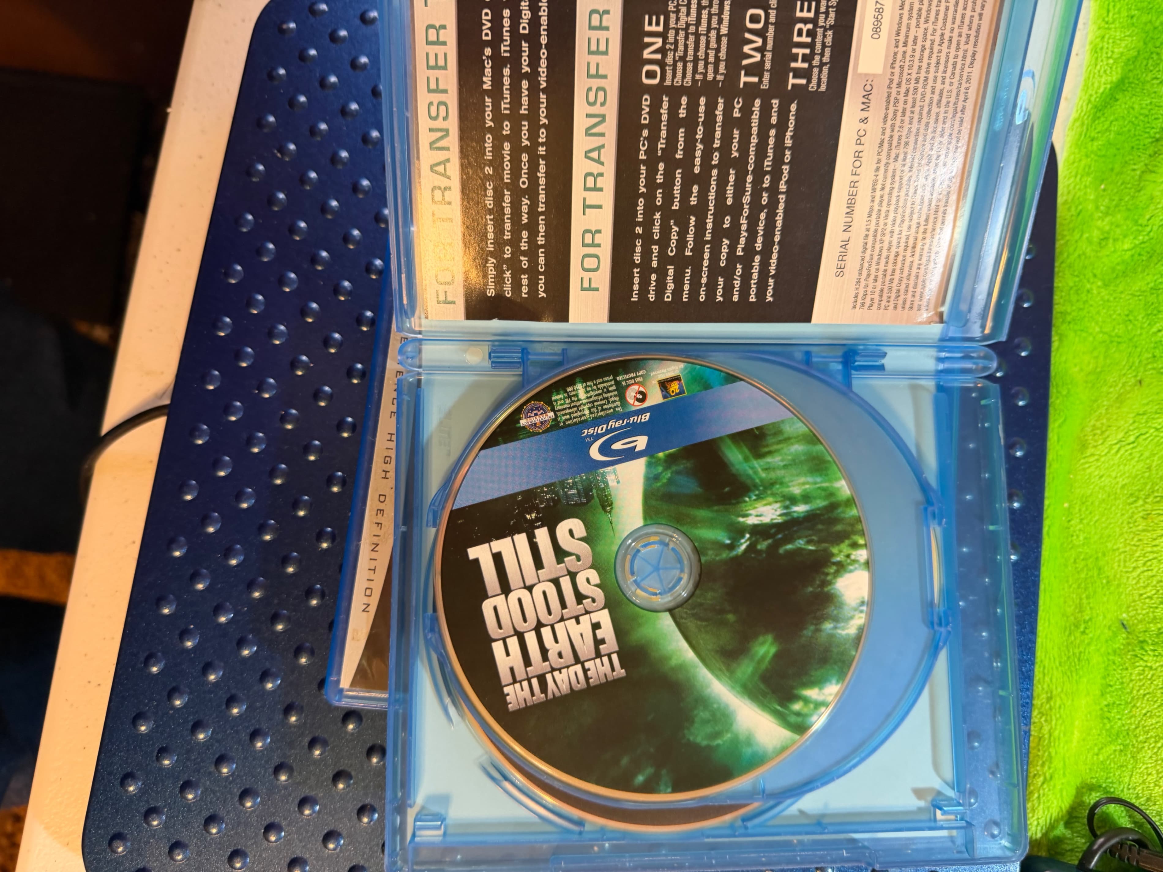 The Day The Earth Stood Still Blu-ray 3 Disc Sci-Fi Keanu Reeves PG-13 - Thumbnail 3