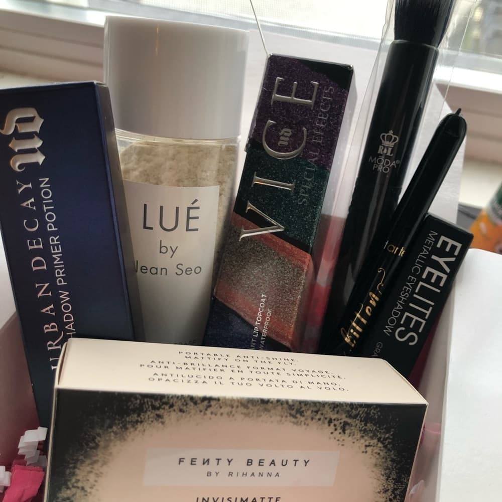 ❣️HIGH-END MAKEUP💄MYSTERY BOX❤️
