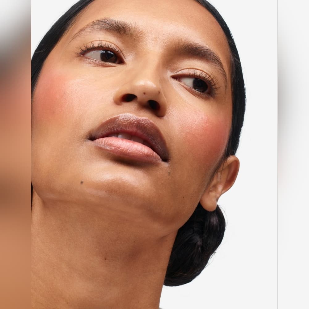 Glossier Cloud Paint Seamless Cheek Color In The Shade Spark (Bright Poppy) - Thumbnail 4