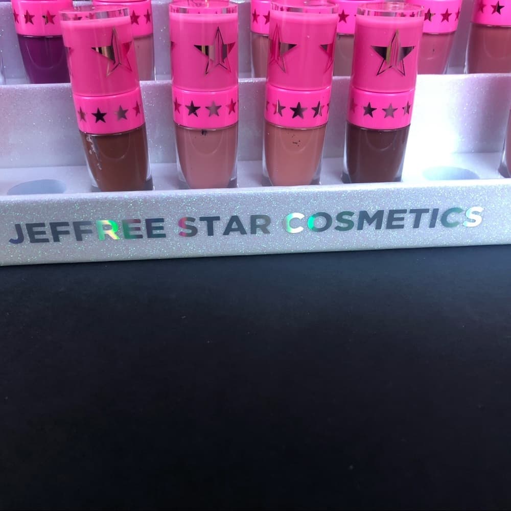 Jeffree Star White Glitter VLL Makeup Display - Thumbnail 12
