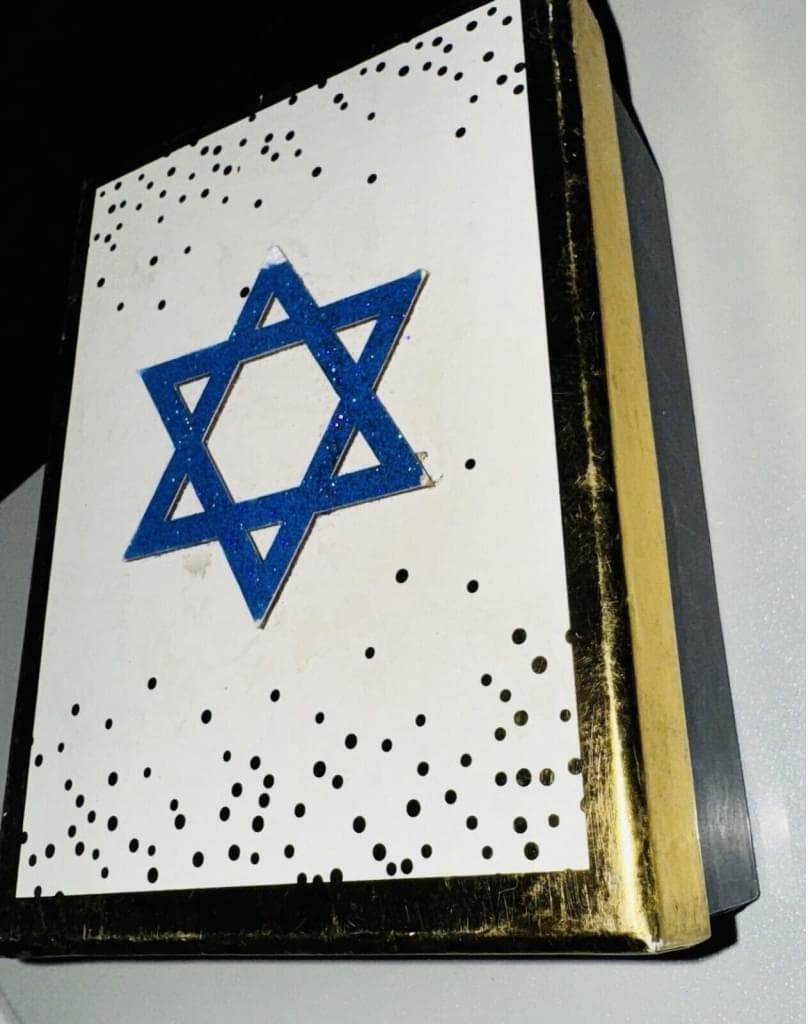 C.R. Gibson Happy Hanukkah Glitter & Metallic Gold 15-Cards & Envelopes - Thumbnail 5