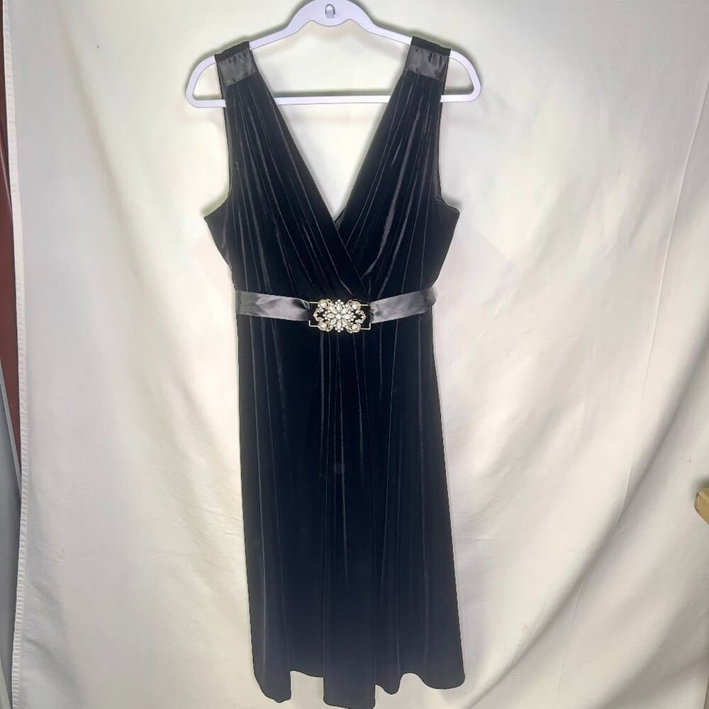 Scarlett Nite Woman Black Velvet Sleeveless Dress Size 18W - Thumbnail 2