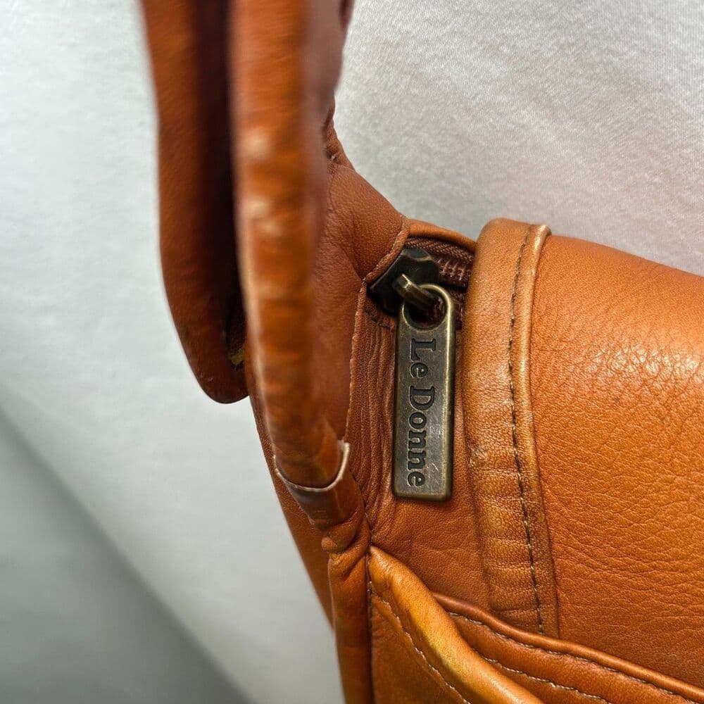 Le Donne Leather Messenger Bag, crafted from Colombian Vaquetta leather - Thumbnail 2