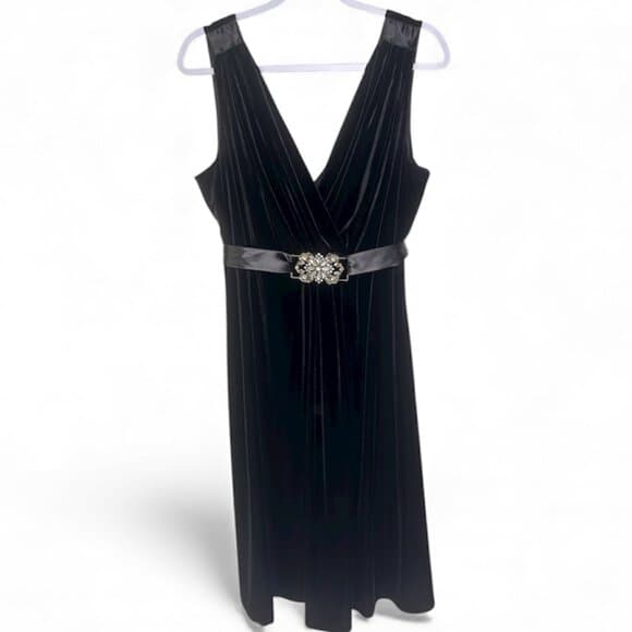 Scarlett Nite Woman Black Velvet Sleeveless Dress Size 18W - Thumbnail 9