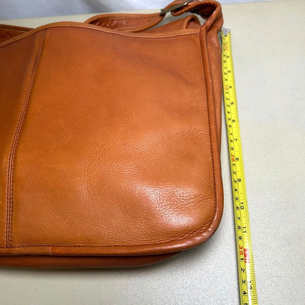 Le Donne Leather Messenger Bag, crafted from Colombian Vaquetta leather - Thumbnail 8