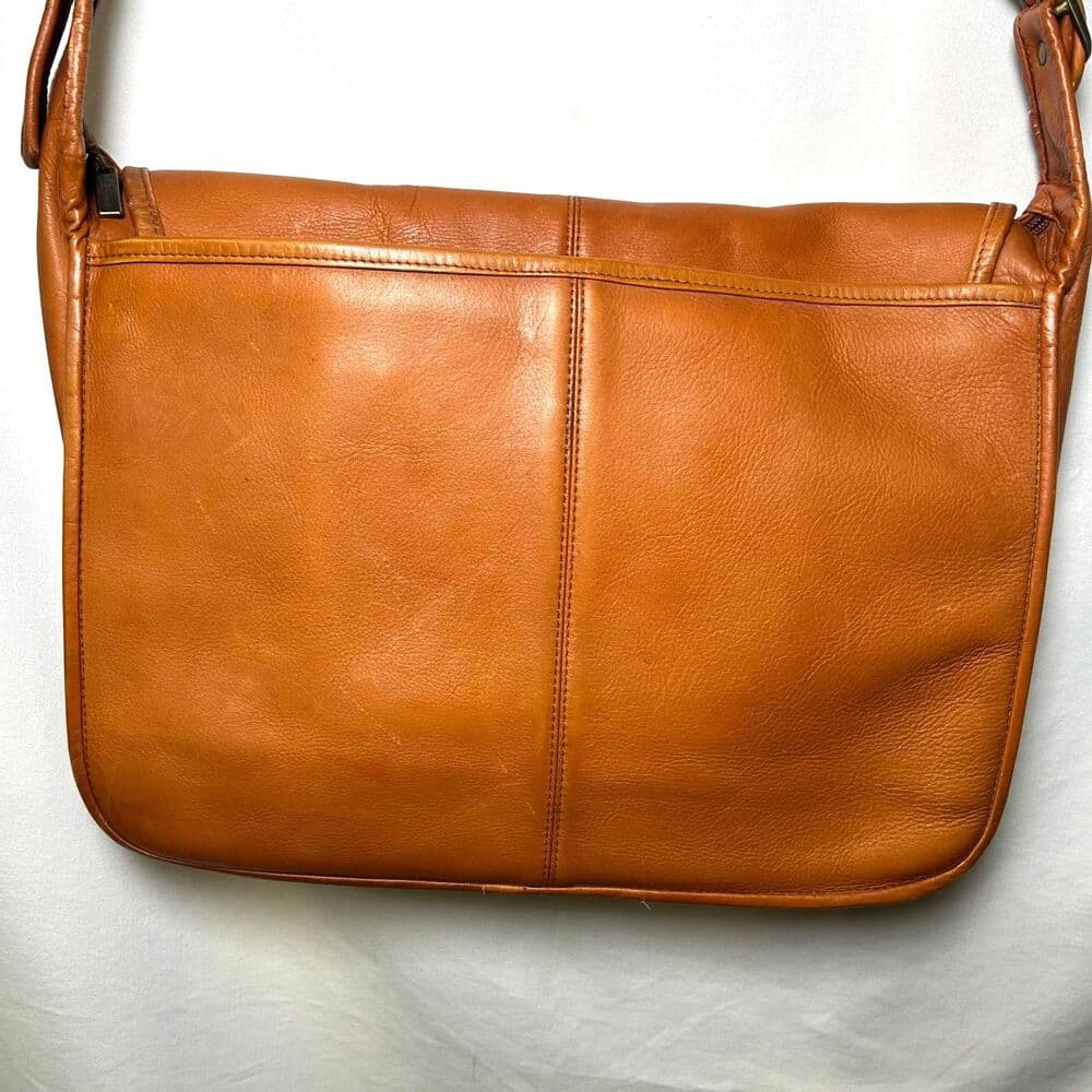 Le Donne Leather Messenger Bag, crafted from Colombian Vaquetta leather - Thumbnail 4