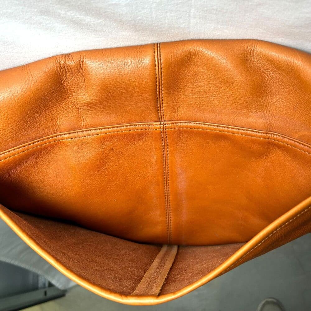 Le Donne Leather Messenger Bag, crafted from Colombian Vaquetta leather - Thumbnail 6