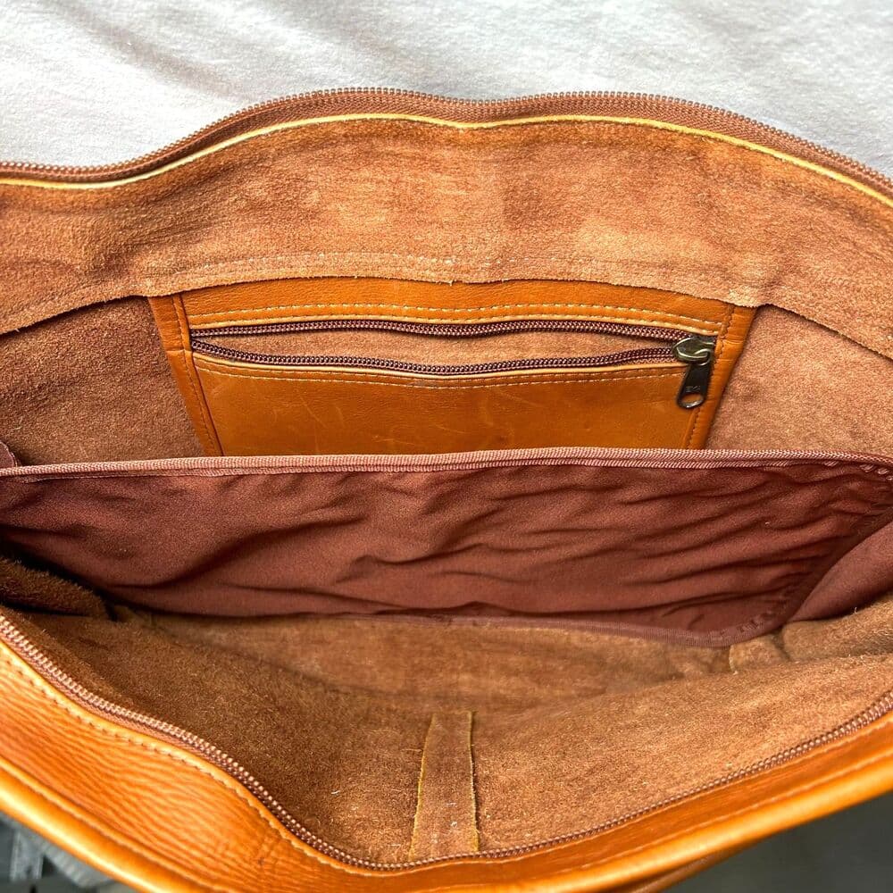 Le Donne Leather Messenger Bag, crafted from Colombian Vaquetta leather - Thumbnail 7