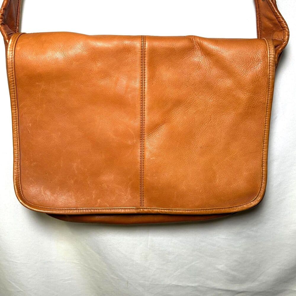 Le Donne Leather Messenger Bag, crafted from Colombian Vaquetta leather