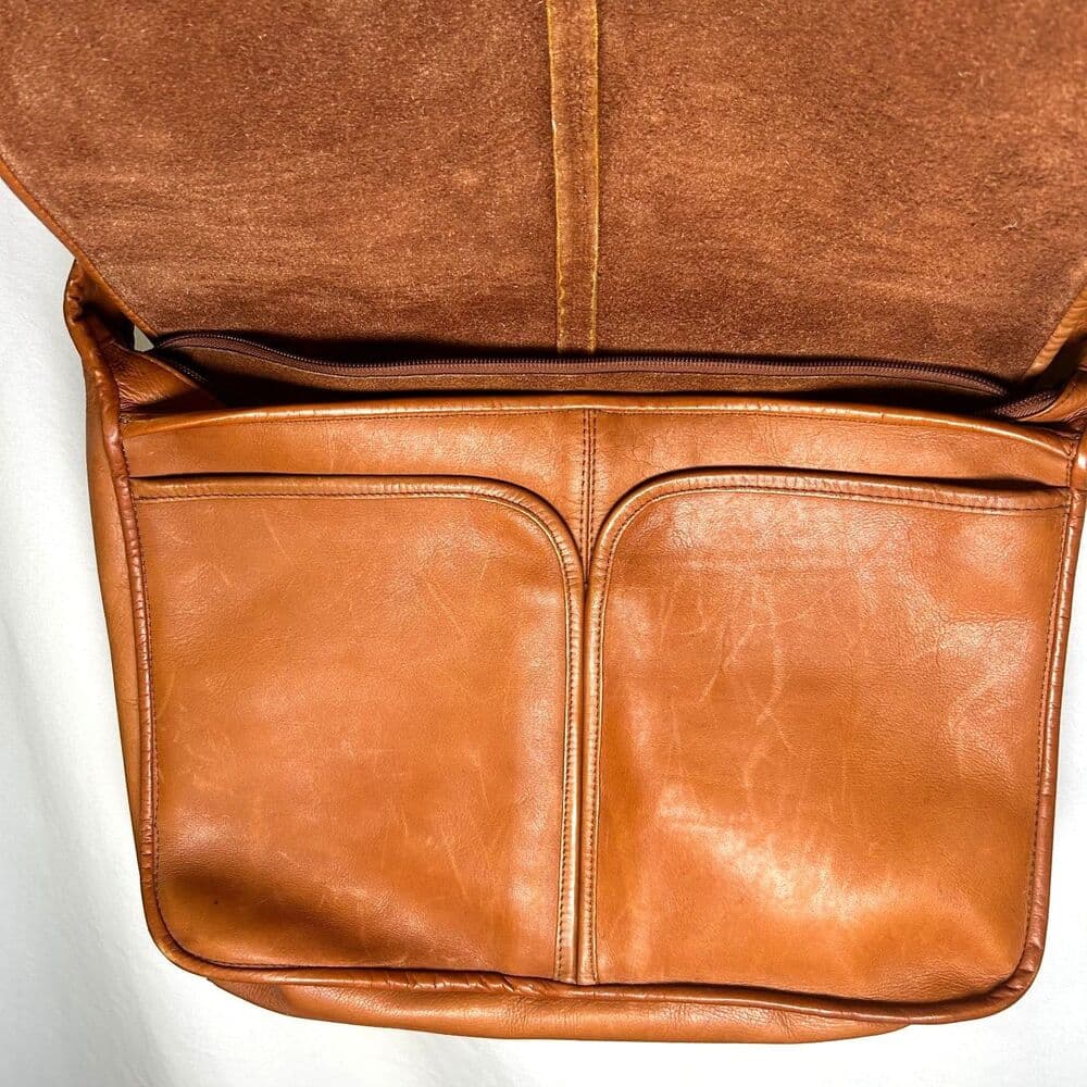 Le Donne Leather Messenger Bag, crafted from Colombian Vaquetta leather - Thumbnail 3