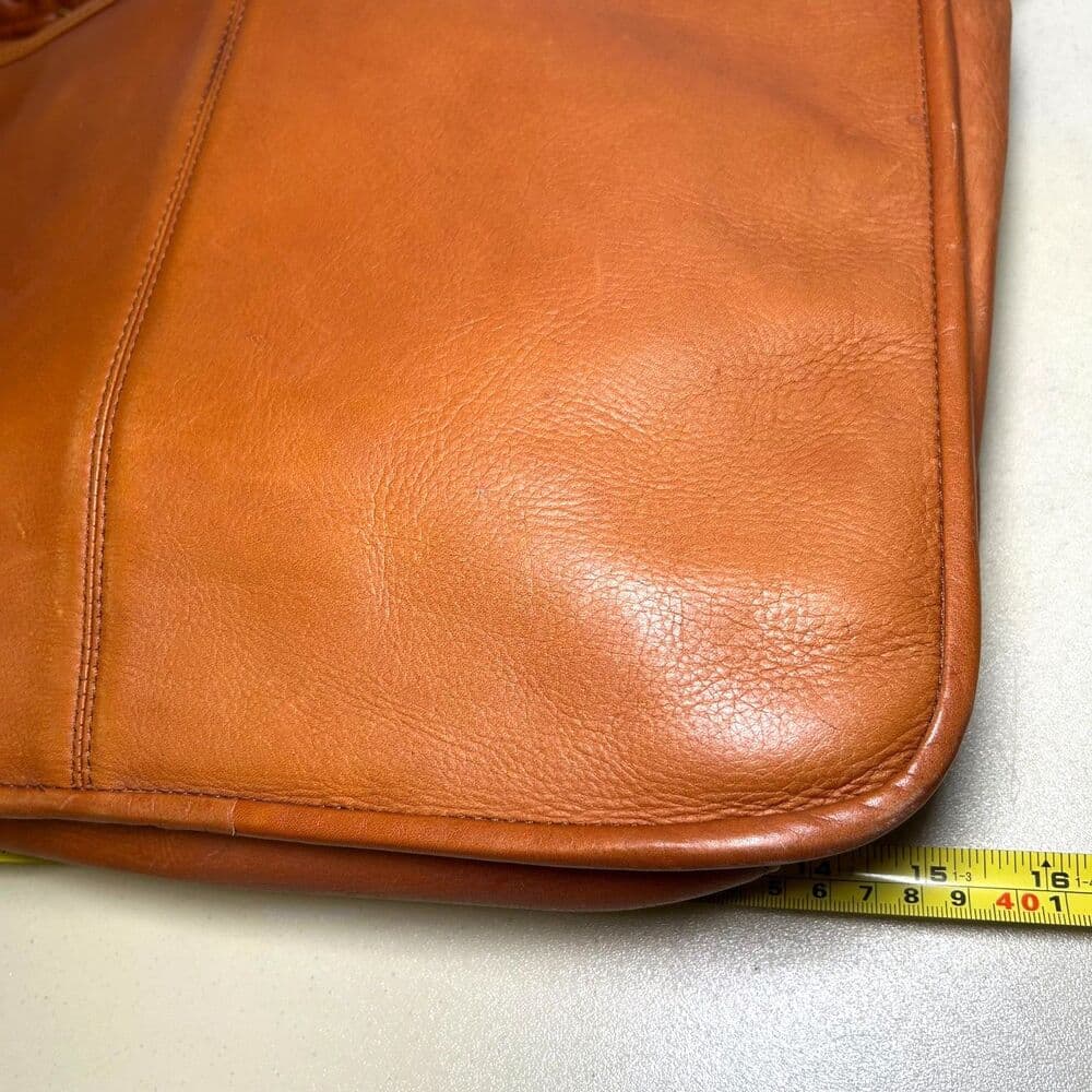 Le Donne Leather Messenger Bag, crafted from Colombian Vaquetta leather - Thumbnail 9