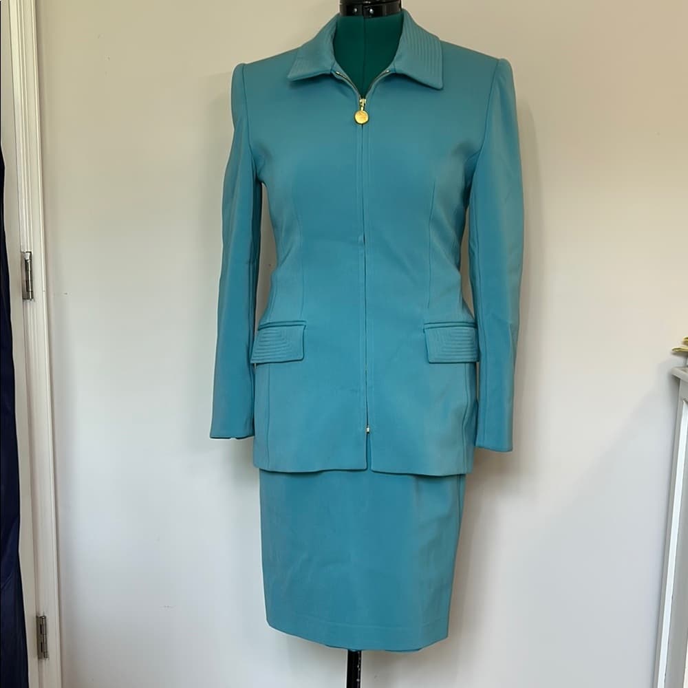 Louis Feraud Elegant Blue Skirt Suit Size 8 - Thumbnail 2