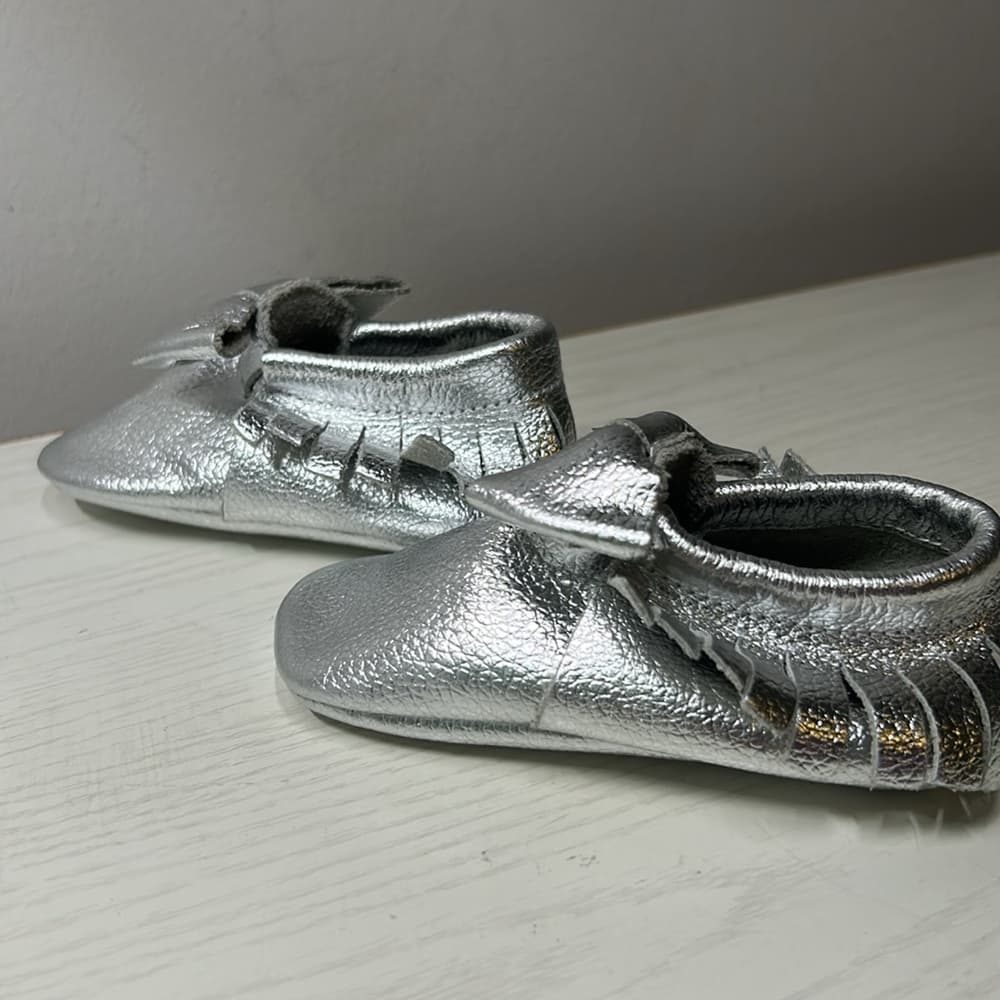 NWT Freshly Picked Silver Baby Moccasins with Bow Detail Size 1 - Thumbnail 3