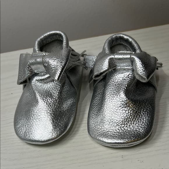 NWT Freshly Picked Silver Baby Moccasins with Bow Detail Size 1 - Thumbnail 5