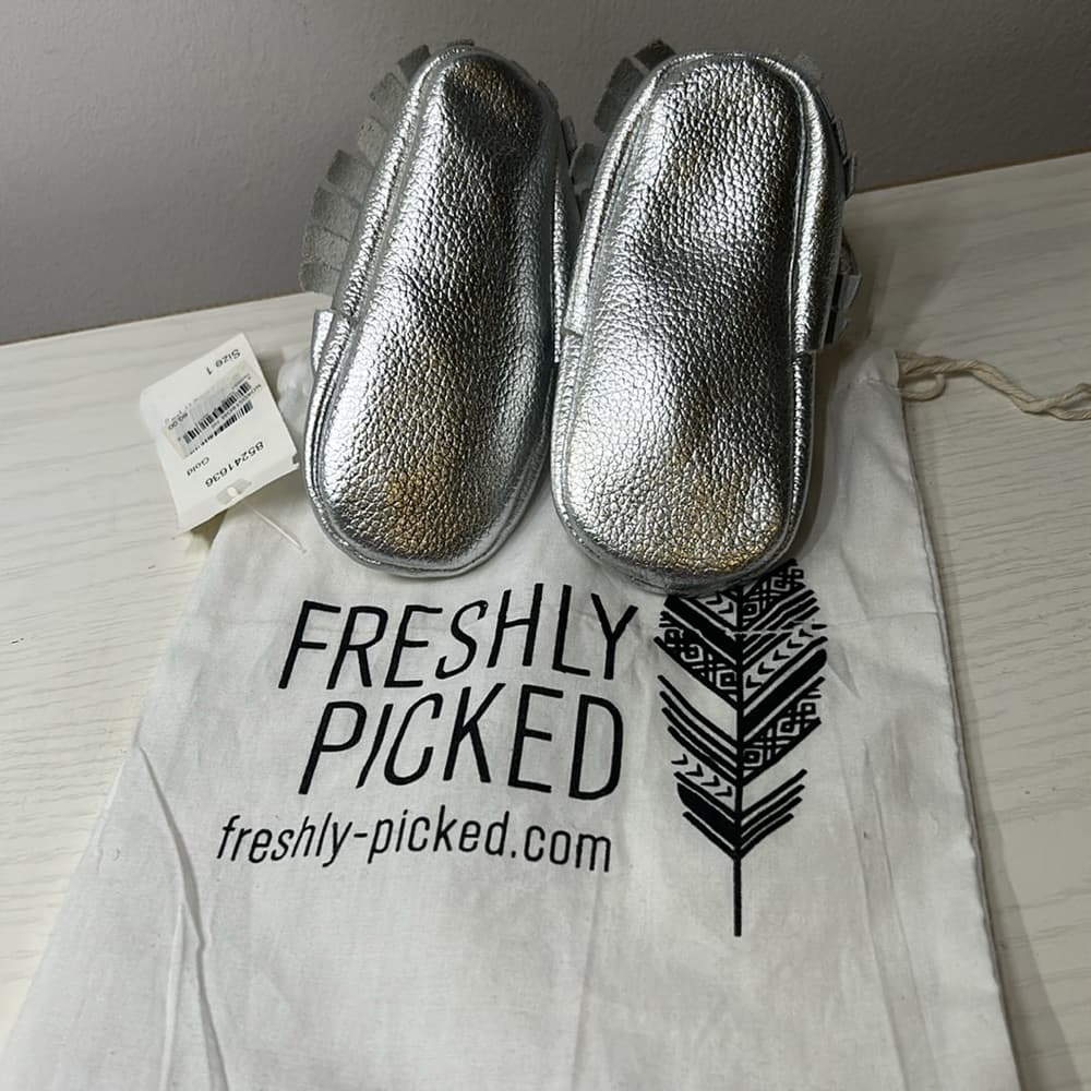 NWT Freshly Picked Silver Baby Moccasins with Bow Detail Size 1