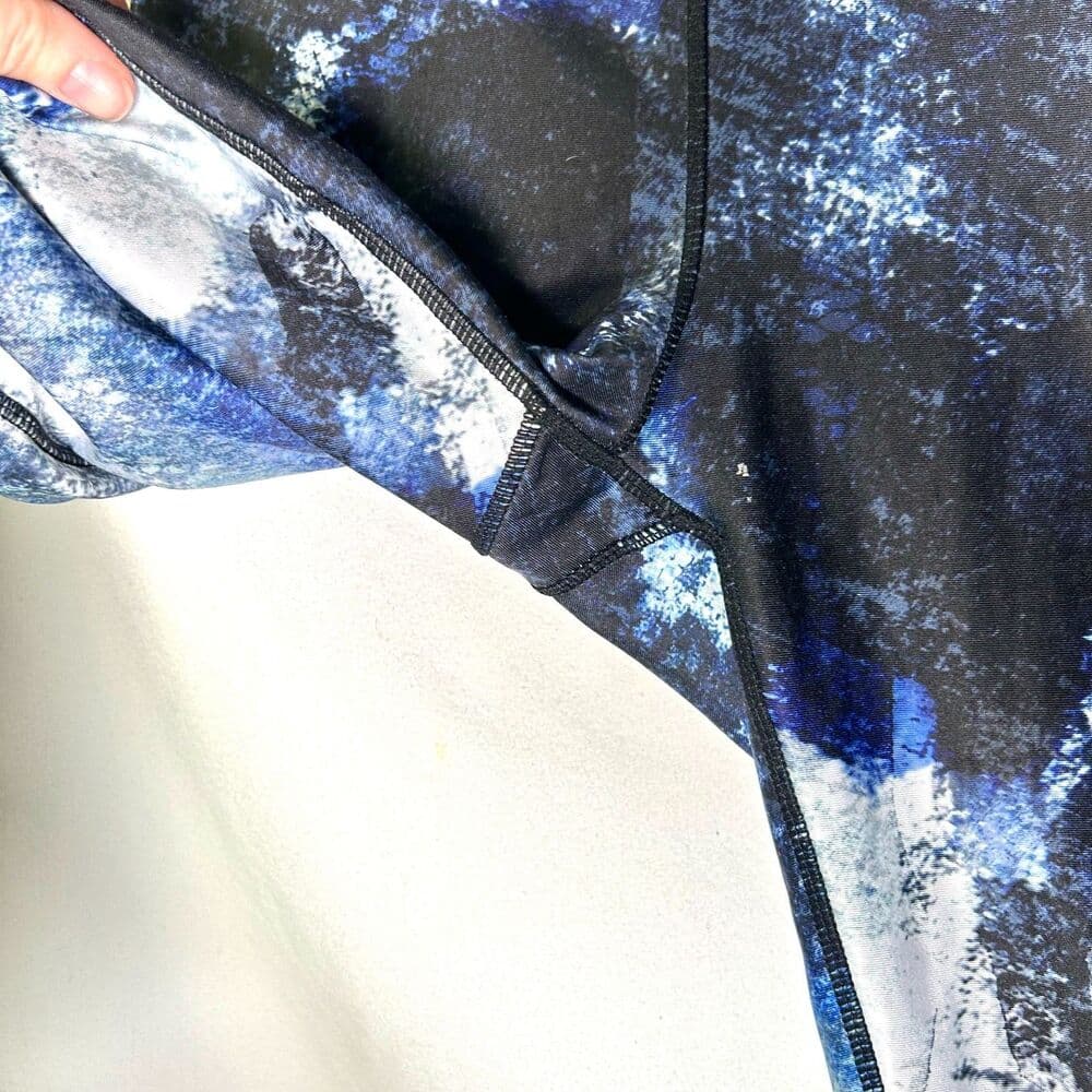 Adore Me High rise capri leggings blue black white abstract print medium - Thumbnail 4