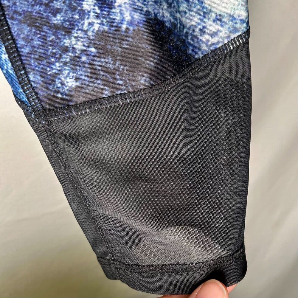 Adore Me High rise capri leggings blue black white abstract print medium - Thumbnail 3