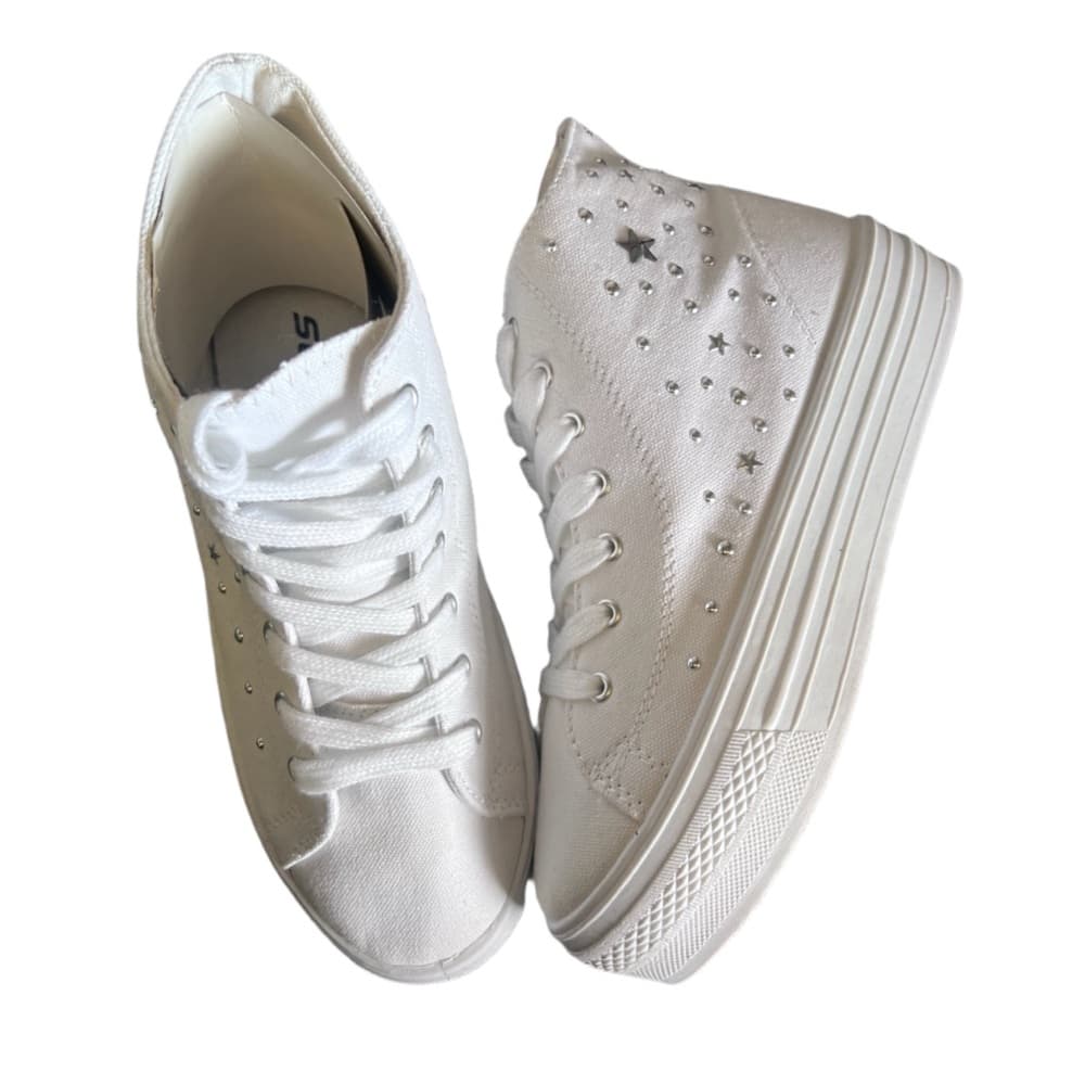 Women’s Soda platform High top sneaker white w silver star and round stud size 8