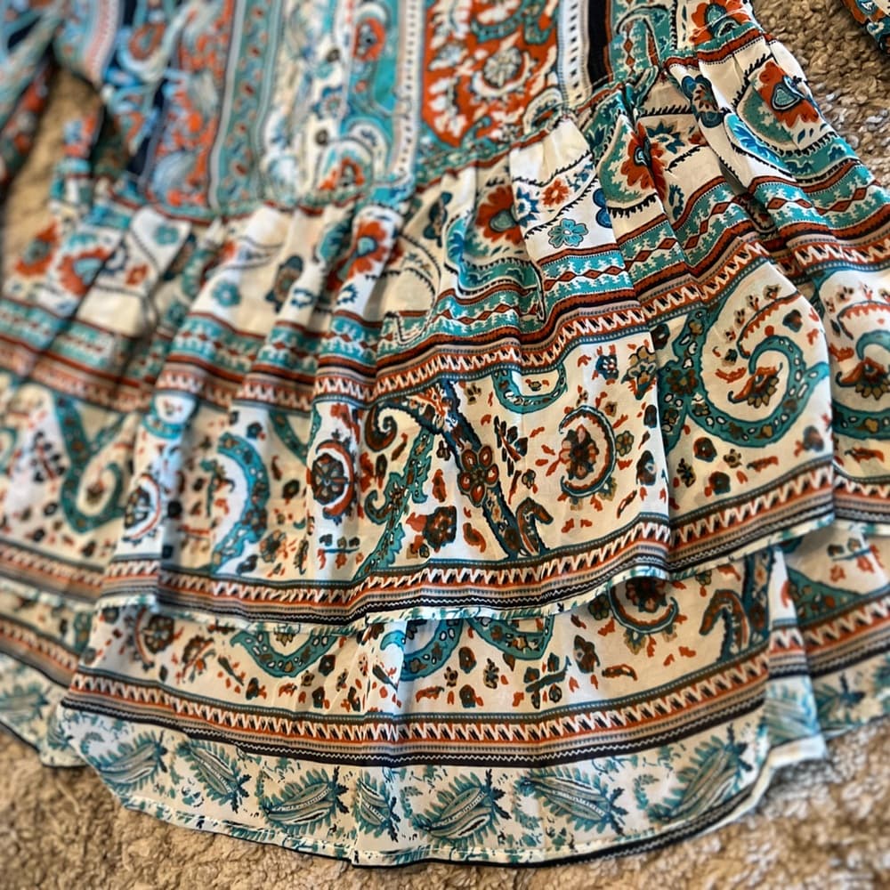 Umgee blouse size L slight high low w/ working buttons and elastic cuffs - Thumbnail 6