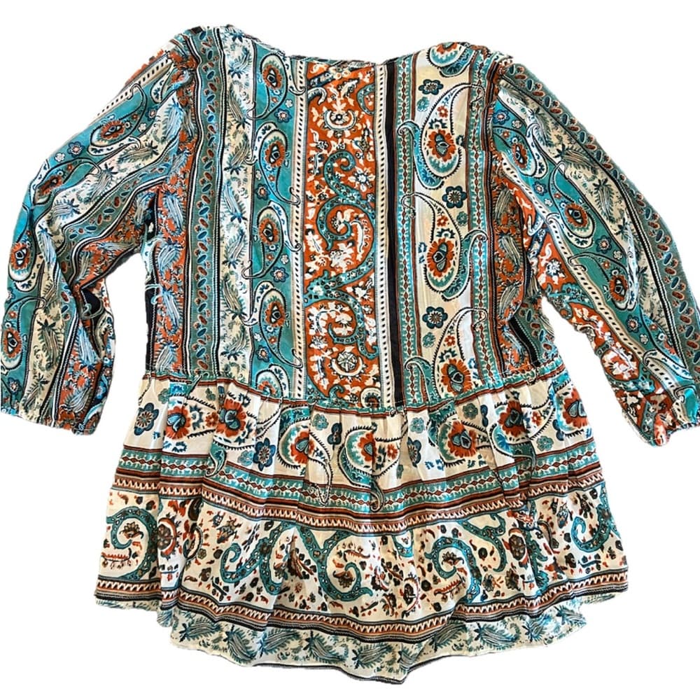 Umgee blouse size L slight high low w/ working buttons and elastic cuffs
