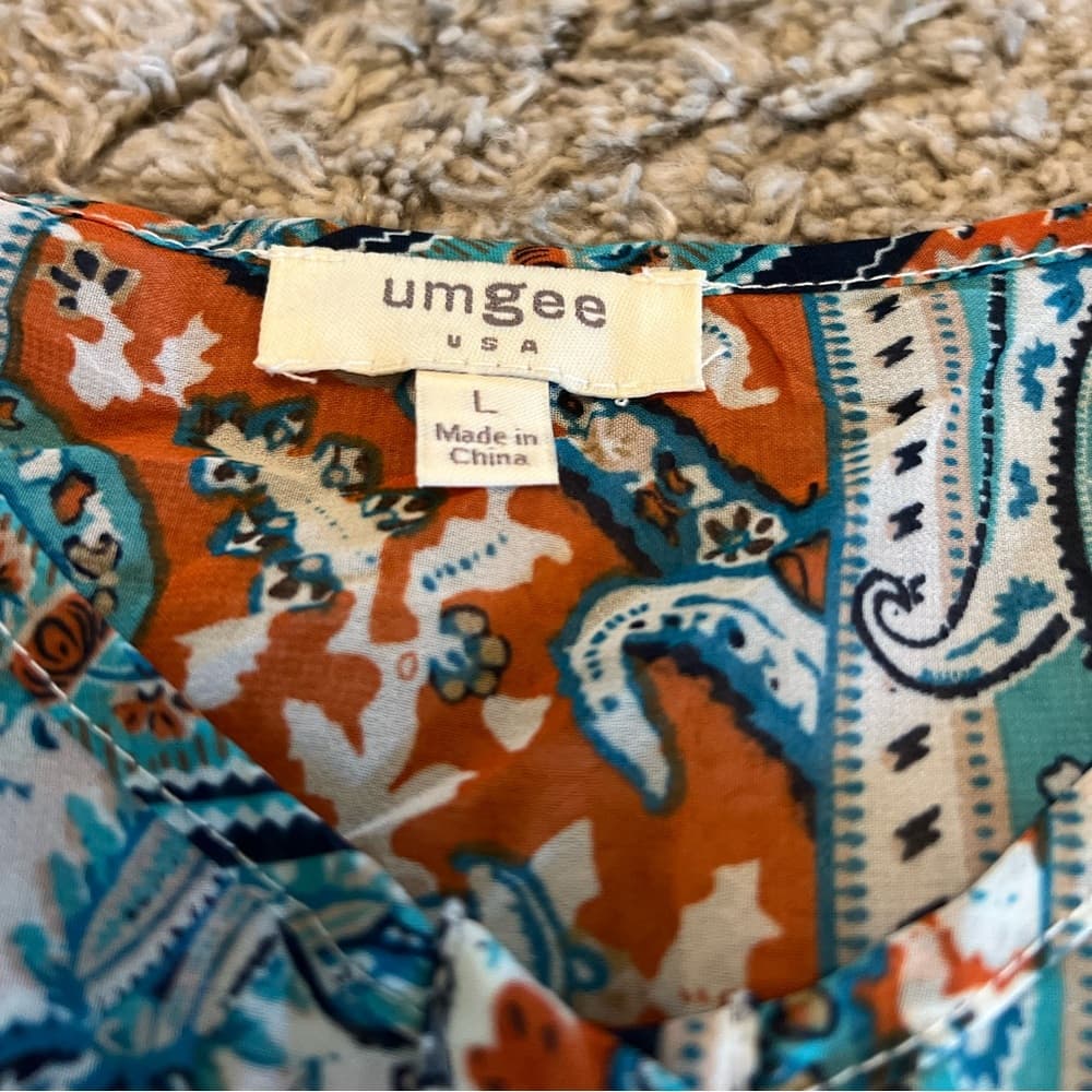 Umgee blouse size L slight high low w/ working buttons and elastic cuffs - Thumbnail 2