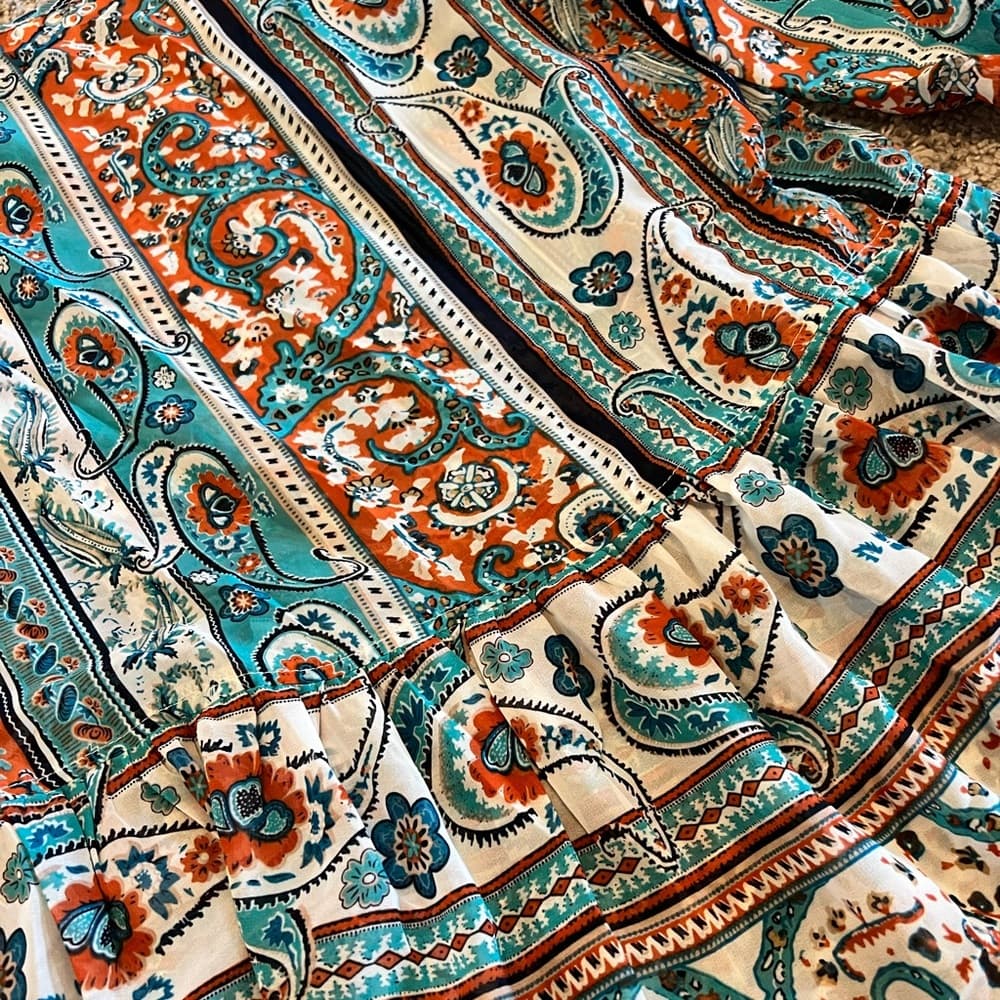 Umgee blouse size L slight high low w/ working buttons and elastic cuffs - Thumbnail 4