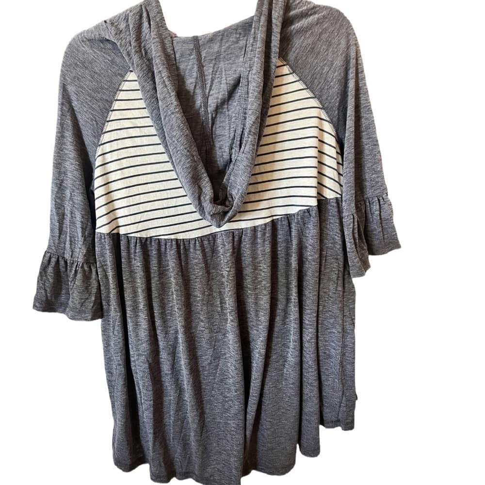 Umgee slight high low top size S with hood and bell sleeves - Thumbnail 3
