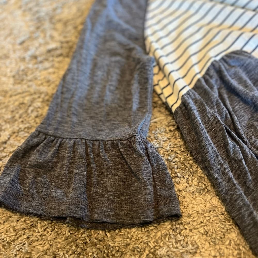 Umgee slight high low top size S with hood and bell sleeves - Thumbnail 6