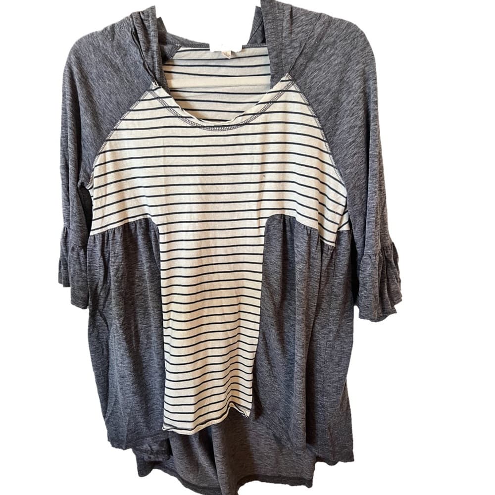 Umgee slight high low top size S with hood and bell sleeves - Thumbnail 2