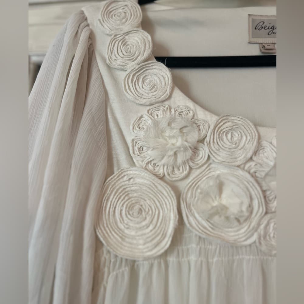 Beige by eci ✨🤍 white blouse size M with flower detail - Thumbnail 5