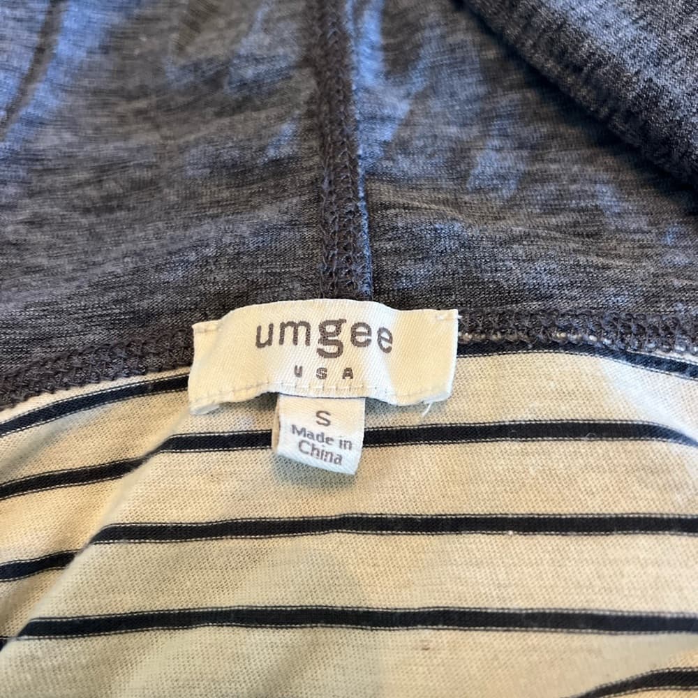 Umgee slight high low top size S with hood and bell sleeves - Thumbnail 4