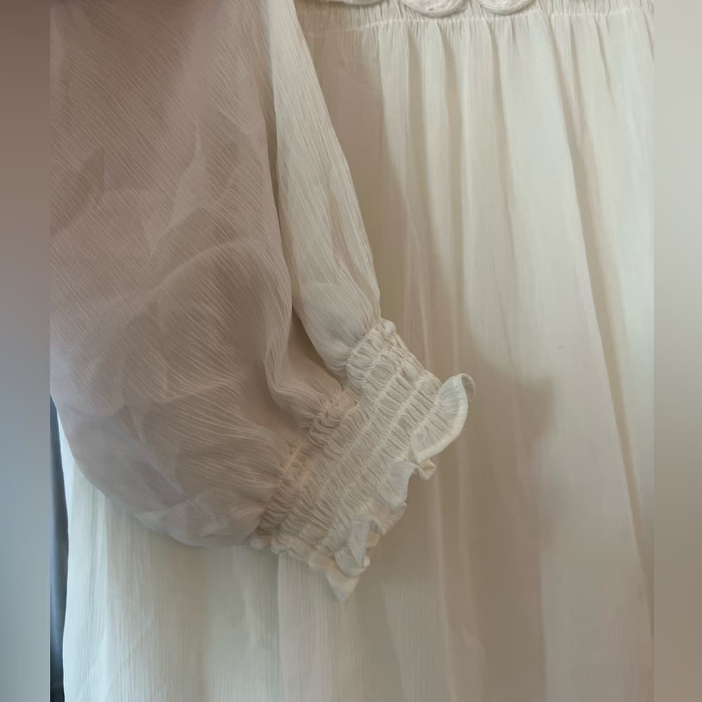 Beige by eci ✨🤍 white blouse size M with flower detail - Thumbnail 2
