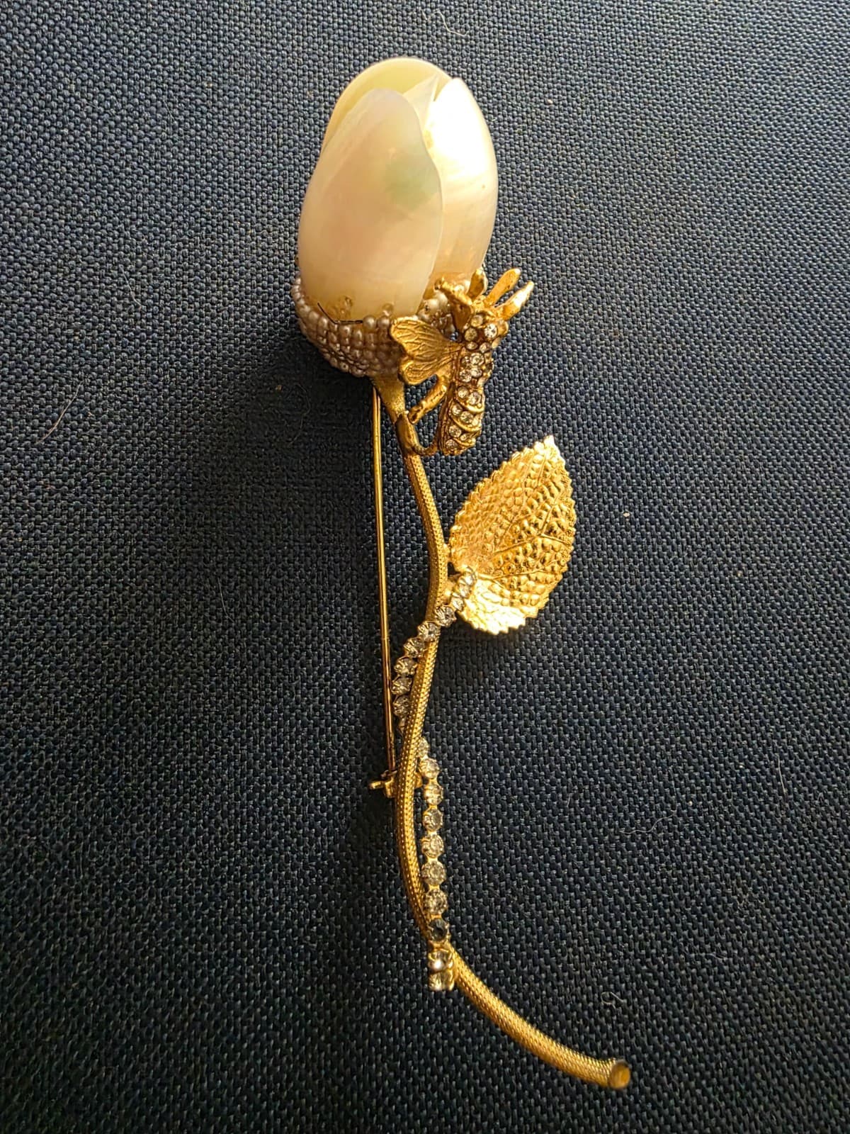 Hattie Carnegie Vintage Signed Floral Bee Brooch Gold Tone Rhinestone Pearl Pin - Thumbnail 2