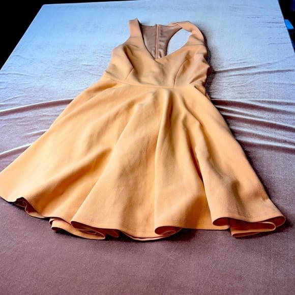 Pretty peach Lulus dress - Thumbnail 5