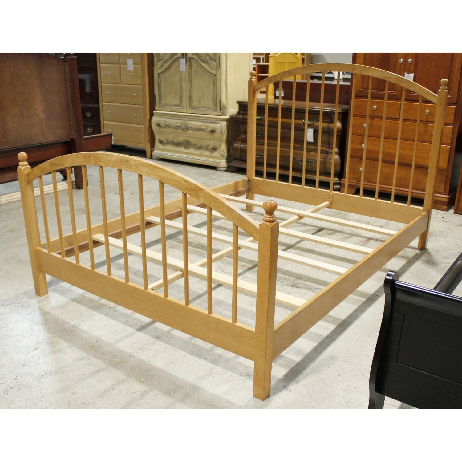 Queen Size Maple Spindle Bed - Thumbnail 3