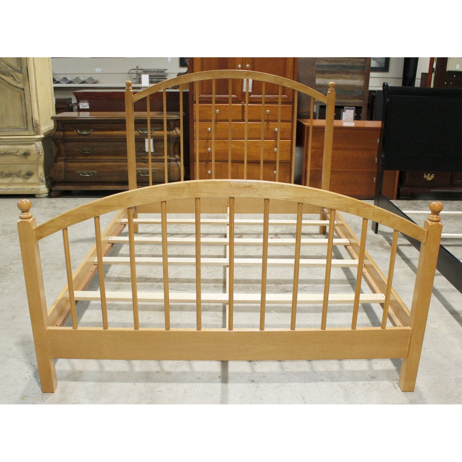 Queen Size Maple Spindle Bed - Thumbnail 2