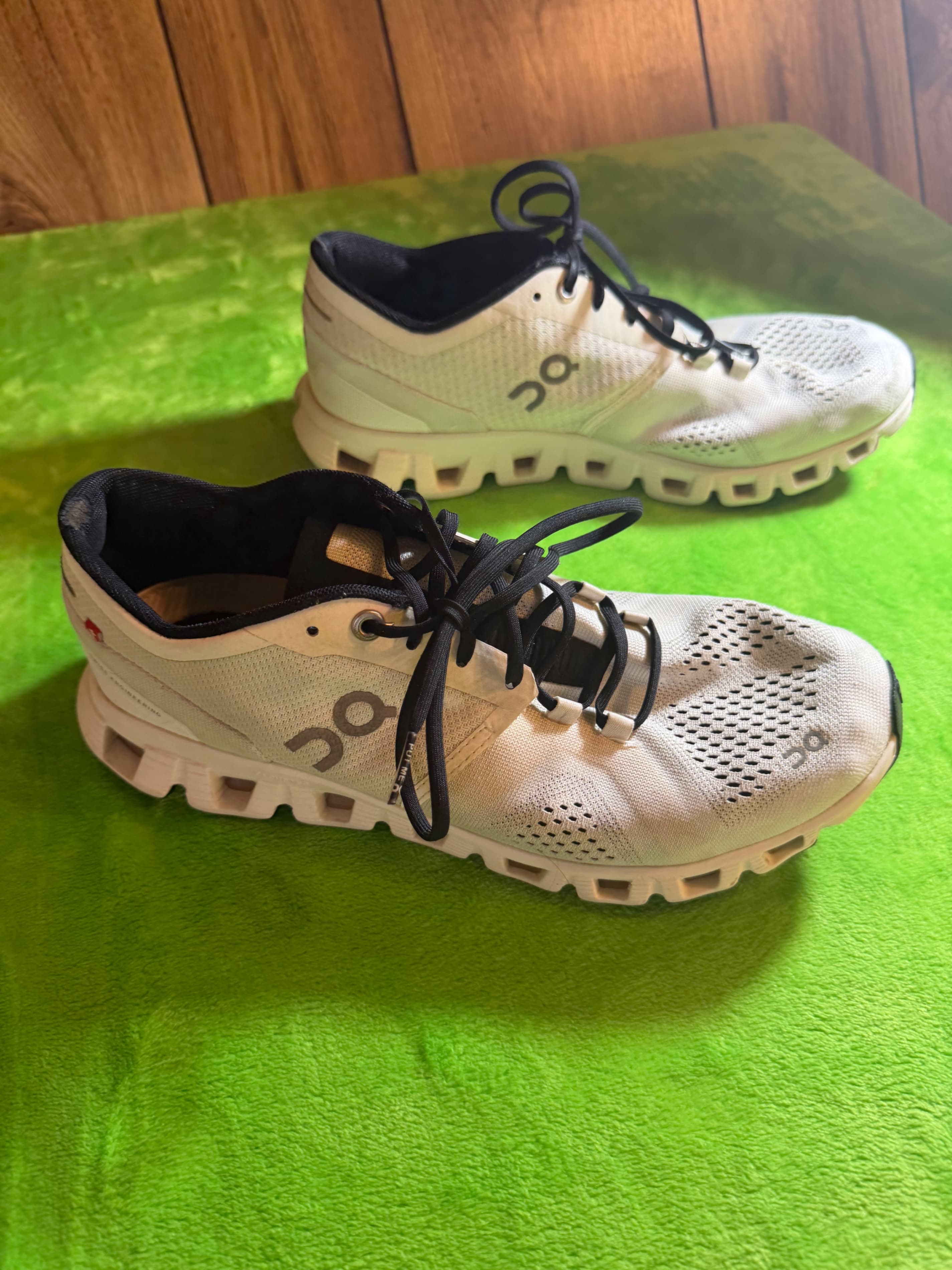 On Running Cloud X Womens Sz 8.5 White Black Helion Sneakers - Thumbnail 4
