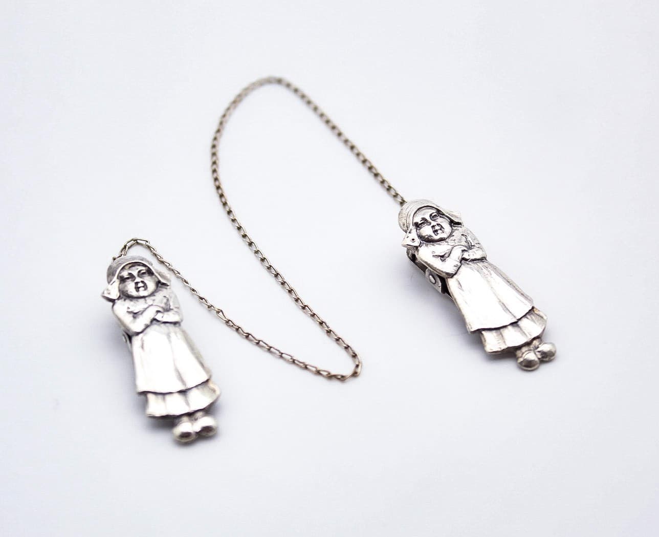 R. Blackinton & Co Vintage Sterling Silver Double Pouting Dutch Girl Bib Clip - Thumbnail 3