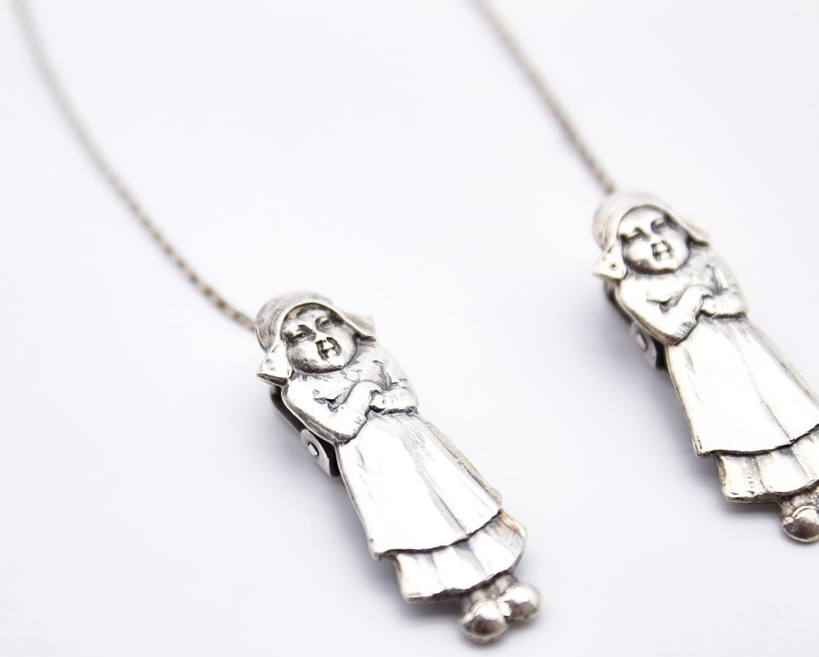 R. Blackinton & Co Vintage Sterling Silver Double Pouting Dutch Girl Bib Clip - Thumbnail 6