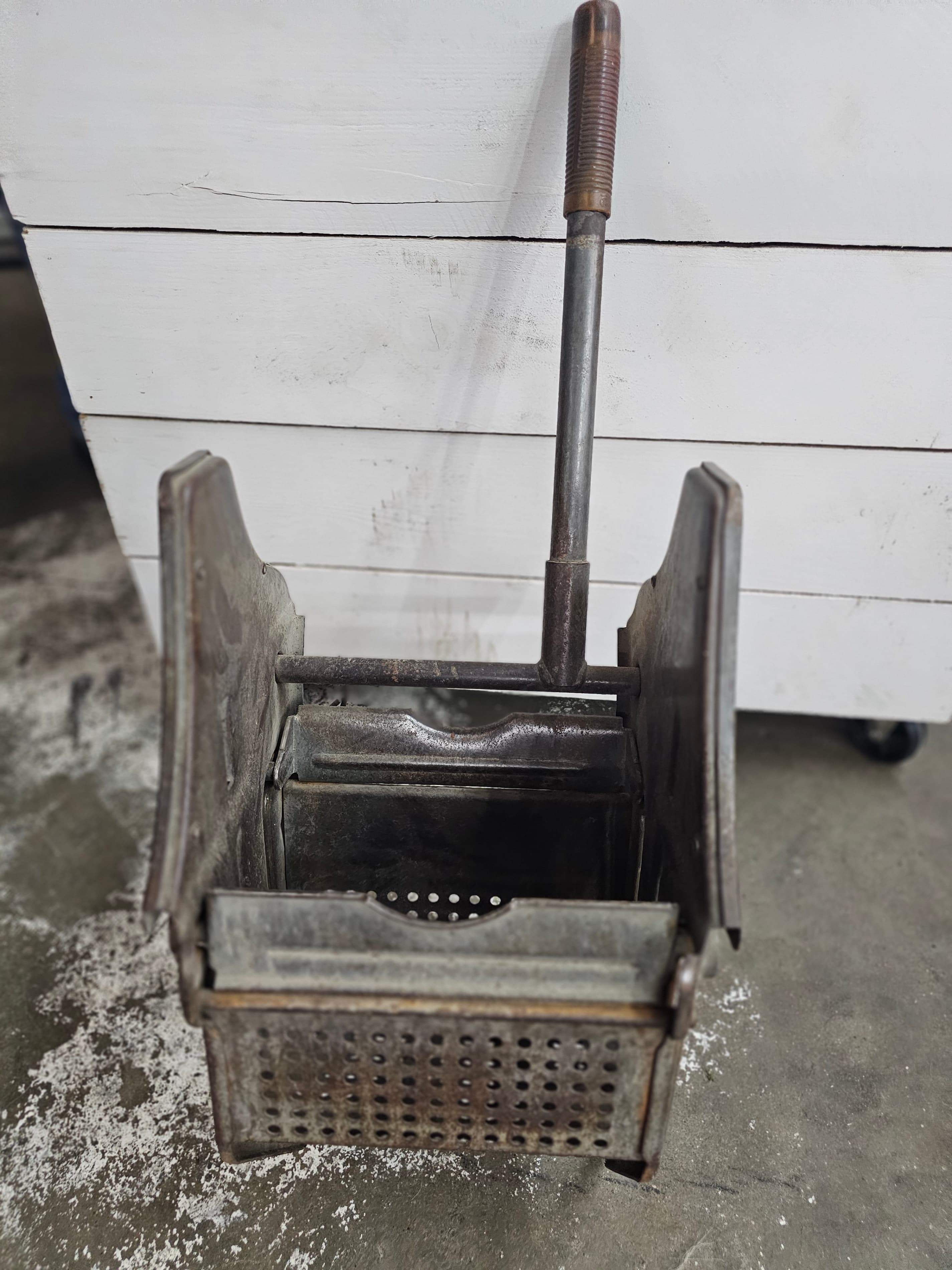 Vintage Metal Mop Wringer with Metal Handle - Thumbnail 2
