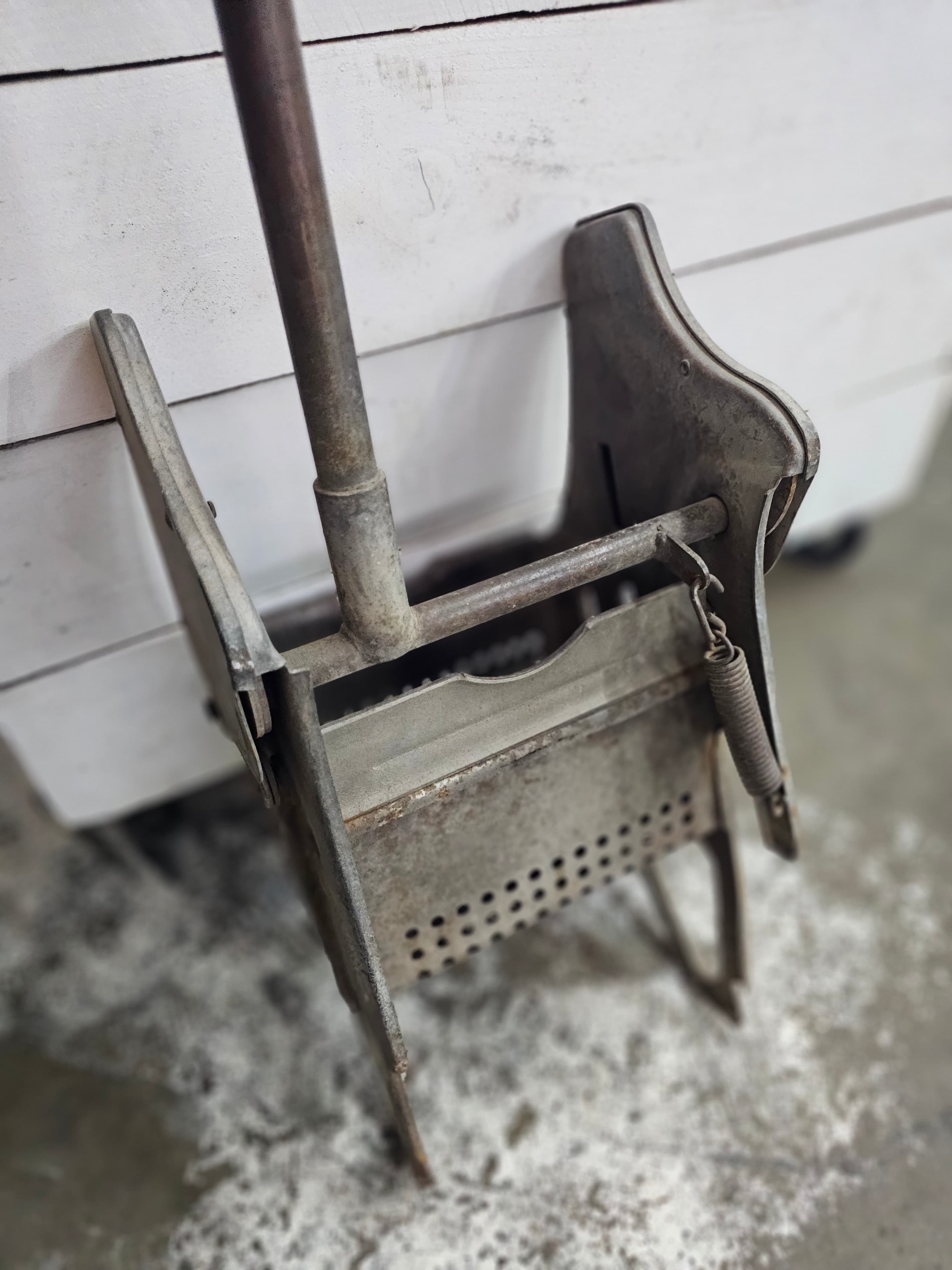 Vintage Metal Mop Wringer with Metal Handle - Thumbnail 3