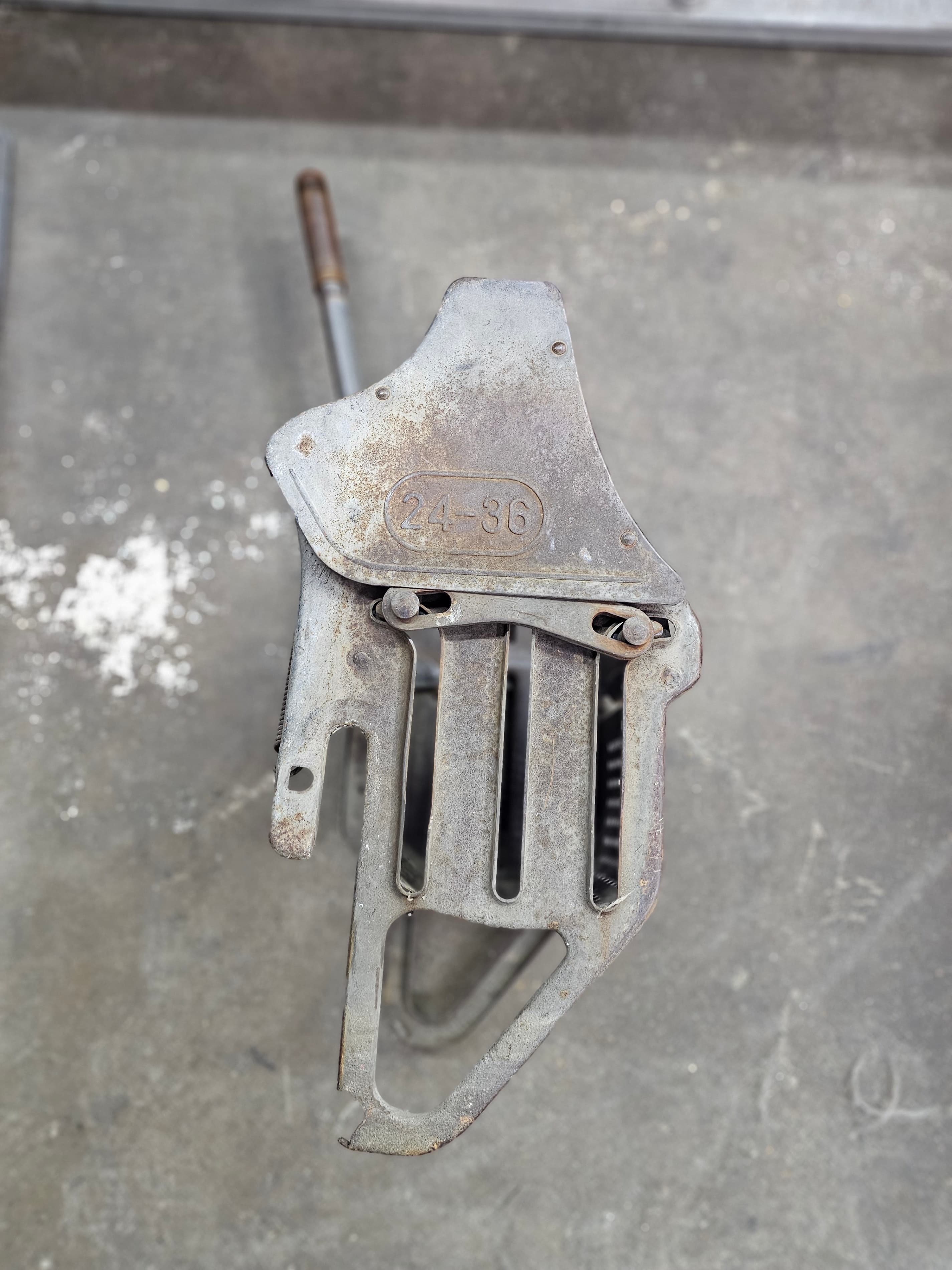 Vintage Metal Mop Wringer with Metal Handle - Thumbnail 4